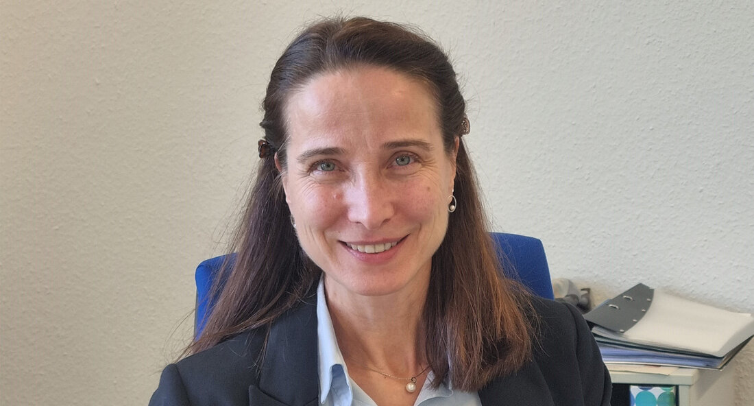 Die Finanzverwaltung des Landes Baden-Württemberg erlebt einen Führungswechsel, da Dr. Renate Kaplan die Leitung des Finanzamts Biberach von Roland Eberhart übernimmt. Diese Entscheidung wurde von Finanzstaatssekretärin Gisela Splett begrüßt, die Dr. Kaplan als kompetente Fachfrau lobte. Dr. Renate Kaplan kann auf eine langjährige Karriere in der Finanzverwaltung zurückblicken, die sie von einer Tätigkeit als Rechtsanwältin zur Leitung verschiedener Finanzämter führte. Ihre Fachkenntnisse und Erfahrung versprechen eine erfolgreiche Leitung des Finanzamts Biberach. Das Finanzamt Biberach ist für die Verwaltung eines bedeutenden Gesamtsteueraufkommens von knapp 1,6 Milliarden Euro im Jahr 2023 verantwortlich. Der Bezirk zählt zu den wirtschaftsstärksten Gebieten in Baden-Württemberg und …