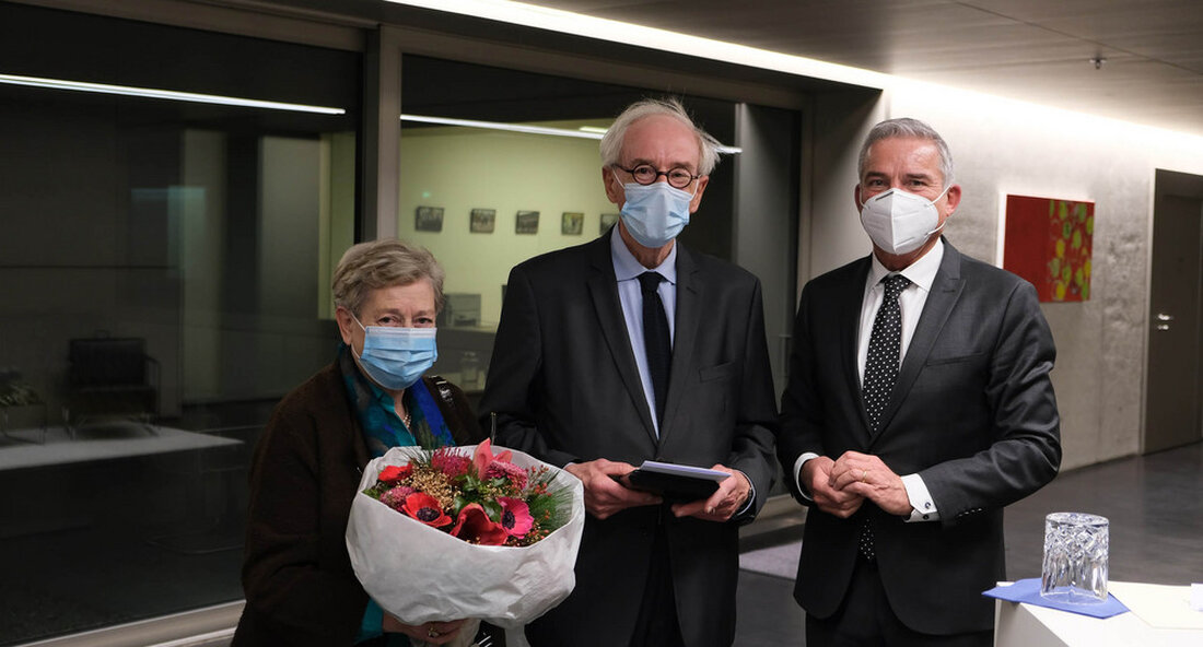 Für sein herausragendes Engagement verlieh Dr. Robert Steegmann das Bundesverdienstkreuz. Mit der Erforschung der Geschichte des KZ-Komplexes Natzweiler-Struthof hat Dr. Robert Steegmann eine Forschungslücke geschlossen. „Für Antisemitismus ist in Deutschland kein Platz! Jüdisches Leben ist seit mehr als 1700 Jahren Teil des Lebens in Deutschland und der deutschen Geschichte. Damit das so bleibt, wenden wir uns entschieden gegen Antisemitismus, Extremismus, Hass und Hetze. Ein Schutzschild im Kampf gegen Antisemitismus ist der Kampf gegen das Vergessen – der richtige und wichtige Kampf für die Erinnerung an den Holocaust. Mit dem Bundesverdienstkreuz würdigen wir das herausragende Engagement von Dr. Robert Steegmann für …