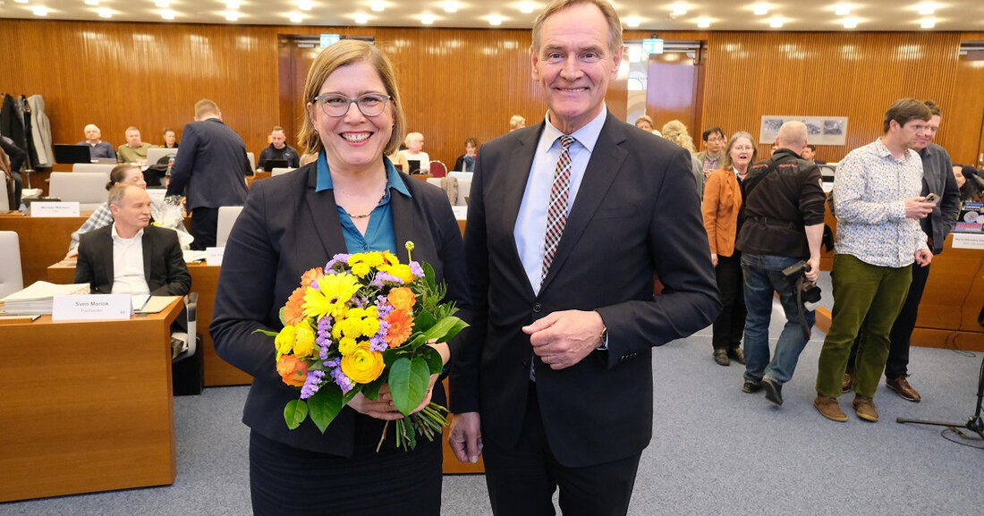 Dr. Skadi Jennicke bleibt Kulturbürgermeisterin in Leipzig Die heutige Ratsversammlung hat Dr. Skadi Jennicke als Bürgermeisterin und Beigeordnete für Kultur im Amt bestätigt. Jennicke erhielt im ersten Wahlgang 41 Ja-Stimmen bei 7 Enthaltungen, 7 Stimmen waren ungültig. Dr. Skadi Jennicke und Oberbürgermeister Burkhard Jung nach ihrer Wahl zur zweiten Amtszeit als Beigeordnete für Kultur. © Stadt Leipzig/sf 3 Stimmen entfielen zudem auf den von Stadtrat Thomas Kumbernuß vorgeschlagenen Kandidaten Christoph Meißner. Dr. Skadi Jennicke führt damit weitere sieben Jahre das Dezernat Kultur. Ihre zweite Amtszeit beginnt im Juni 2023. Die Findungskommission unter Vorsitz von Oberbürgermeister Burkhard Jung hatte Dr. Skadi Jennicke &hellip;