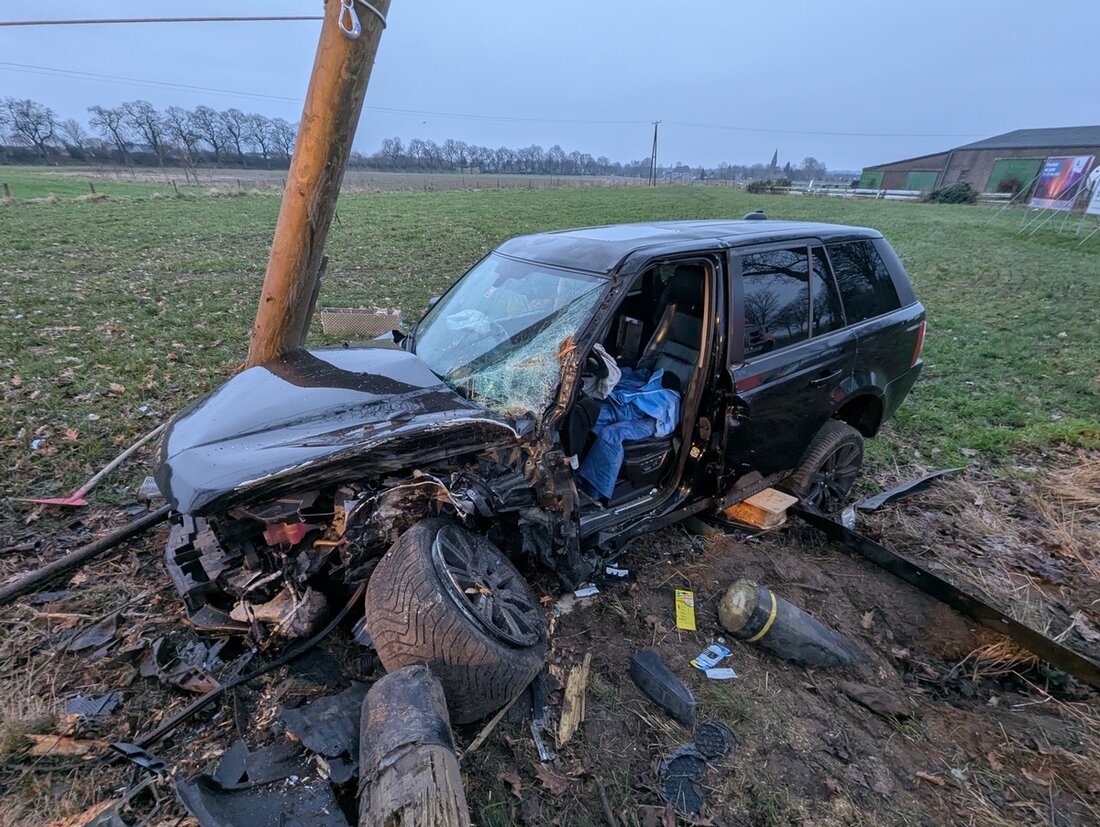 Fahrzeugführer prallt mit Range Rover gegen Baum und Strommast in Bedburg-Hau; Feuerwehr und Rettungsdienst im Einsatz.