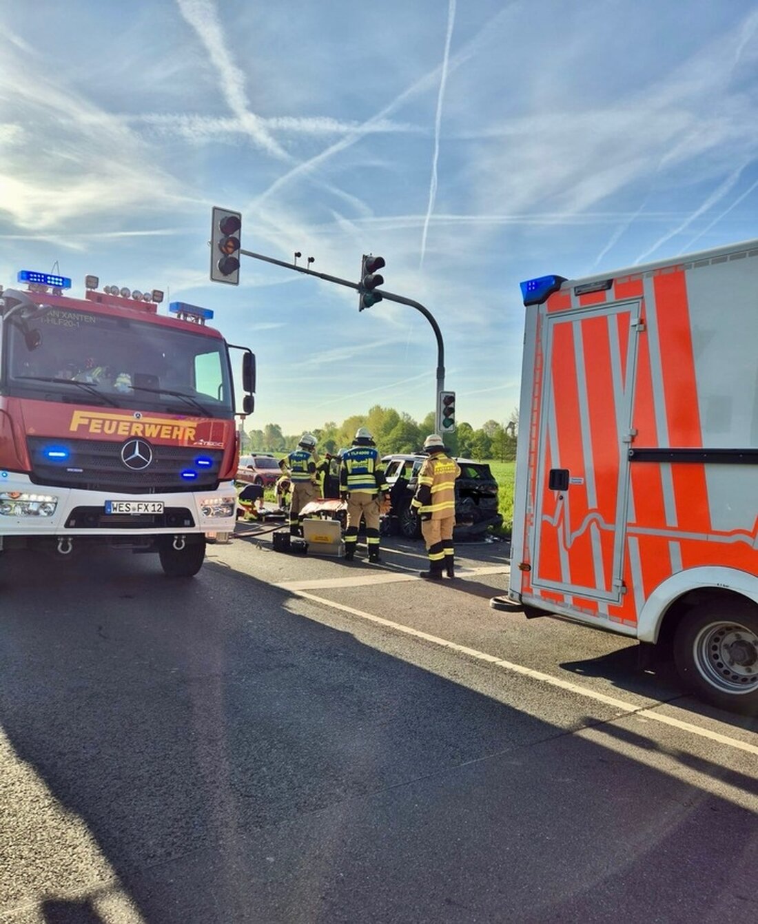 Bei einem Auffahrunfall im Kreuzungsbereich Varusring/Bankscher Weg in Xanten wurden zwei Verletzte schonend aus ihrem Fahrzeug gerettet.