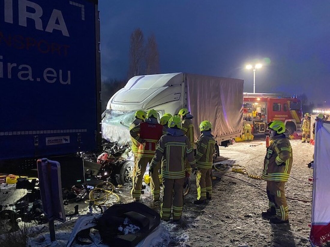 Bei einem schweren Auffahrunfall an der Raststätte Wülferode wurde ein Fahrer im Lieferwagen eingeklemmt. Feuerwehr Rettungskräfte befreiten ihn.
