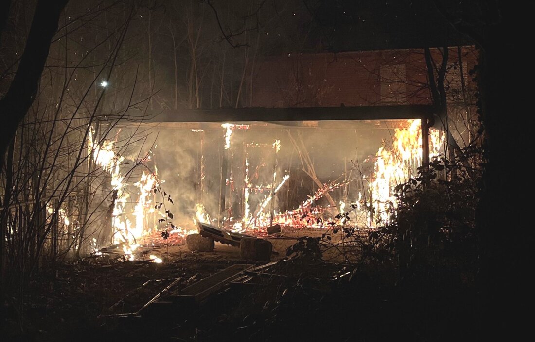 Ein Holz-Unterstand der Primus-Schule in Minden-Lübbecke brannte, eine Schülerin erlitt Rauchgasvergiftung, Ermittlungen laufen.