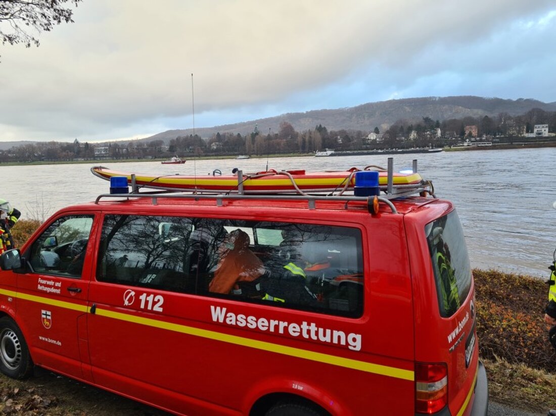 Am 08. Mai 2025 kam es am Rhein zur Wasserrettung: Vier Ruderer nach Kollision eines Bootes mit Boje gerettet. Einsatzkräfte vor Ort.