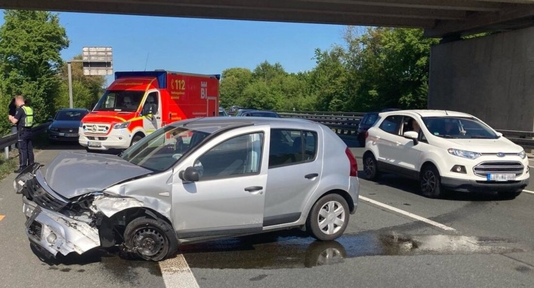 Bei einem Überholmanöver auf der A2 kam es zu einem Unfall, bei dem eine 55-jährige Frau leicht verletzt wurde. Polizei sucht Zeugen.