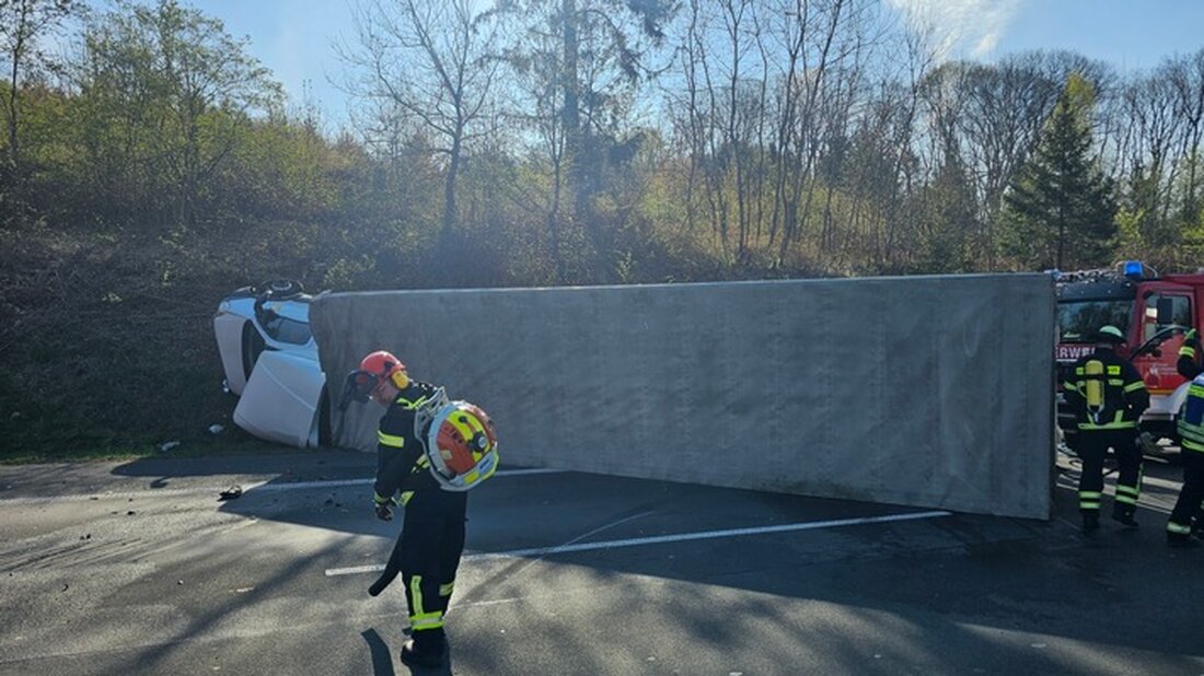 Bei einem Verkehrsunfall auf der A3 in Königswinter kippte ein LKW um. Zwei Verletzte, Feuerwehr sicherte die Einsatzstelle.