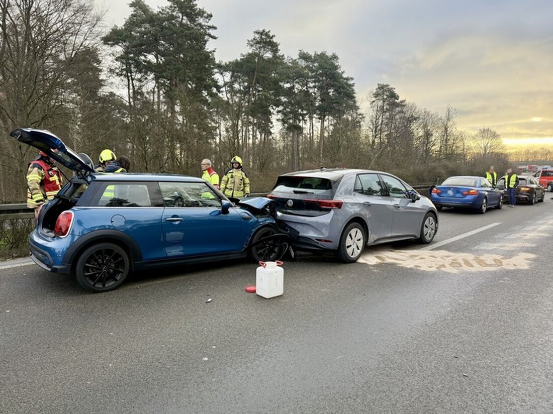 Bei einem Verkehrsunfall auf der A57 waren vier Pkw beteiligt. Feuerwehr Alpen sicherte die Unfallstelle und sorgte für die Wiederherstellung des Verkehrs.