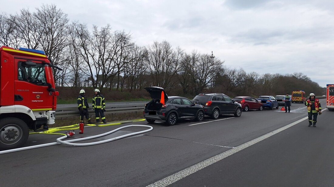 Zwei Auffahrunfälle mit fünf PKW auf der A57 führten zu ausgelaufenen Betriebsmitteln. Feuerwehr Sonsbeck sicherte die Einsatzstelle.