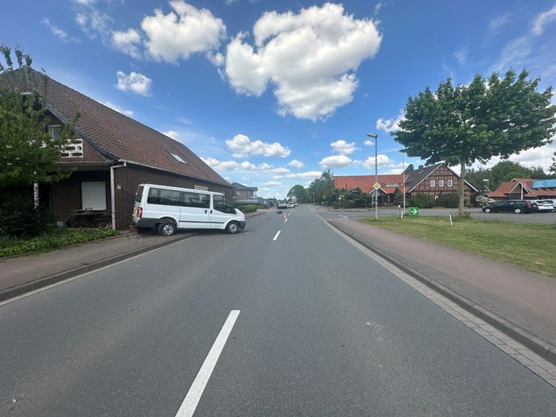 Ein 59-jähriger Fahrer kollidiert auf der B 51 in Drebber mit einem Transporter. Glücklicherweise blieben beide Fahrer unverletzt.