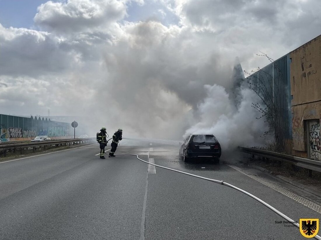 Feuerwehr Dortmund löschte am 30.03.2025 einen Pkw-Brand auf der B236 in Fahrtrichtung Schwerte. Verunfallte Person wurde betreut.