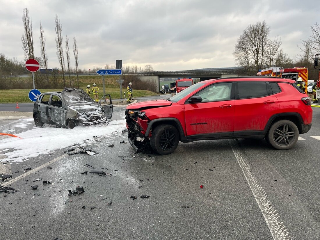 Ein Verkehrsunfall bei Warburg führte am 7. Februar zu einem Auto-Brand und zwei leichten Verletzungen. Schadenshöhe: 30.000 Euro.