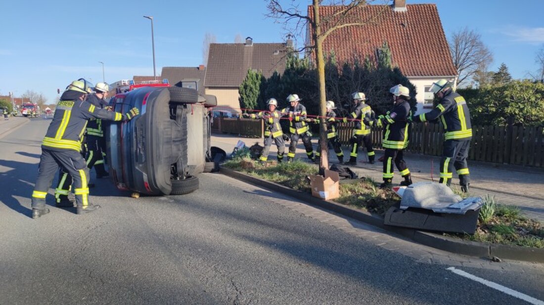 Am Samstagnachmittag alarmierte die Feuerwehr Celle zu einem Verkehrsunfall in der Fuhrberger Landstraße. Ein Fahrzeug kollidierte mit einem Baum und kippte um. Verletzte wurden durch den Rettungsdienst versorgt.