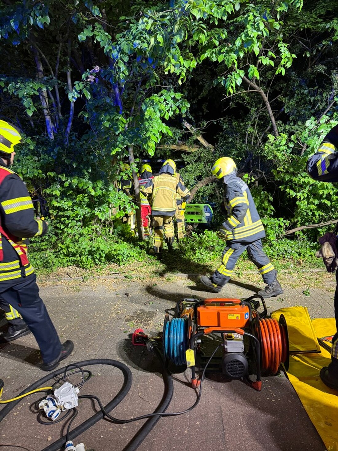 Feuerwehr Gelsenkirchen rettet Fahrer nach Unfall auf Willy Brand Allee. PKW verunfallte und verkeilte sich, Rettungsaktion erfolgreich.