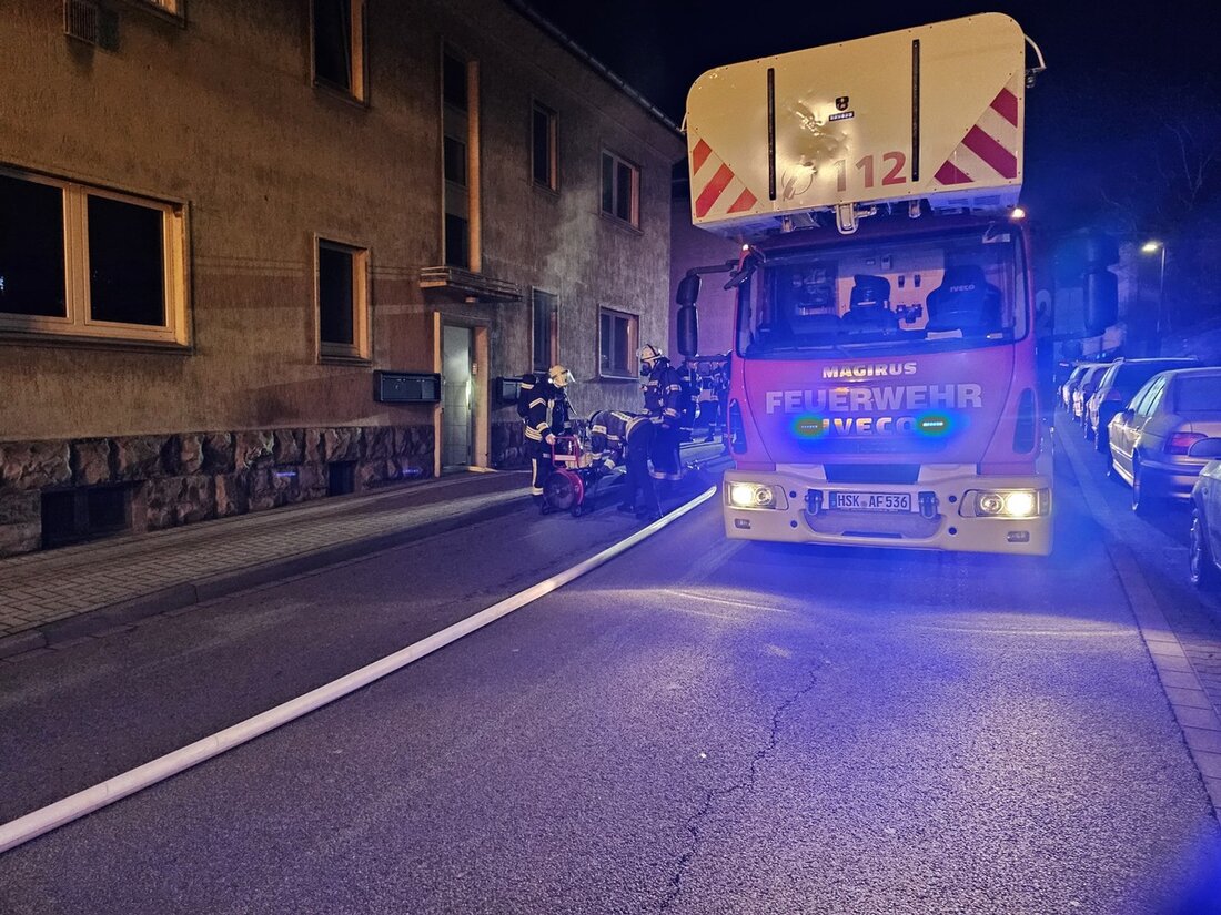 Am frühen Sonntagmorgen rückte die Feuerwehr Arnsberg zu zwei Brandeinsätzen aus, nachdem Heimrauchmelder und Anwohner Alarm schlugen.
