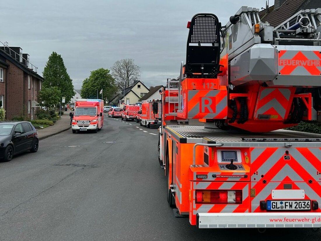 Feuerwehr Bergisch Gladbach entdeckt verstorbene Person nach Wohnungsbrand in Nußbaum. Ermittlungen zur Brandursache laufen.
