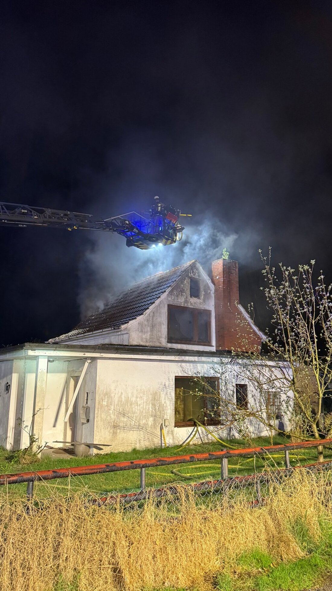 Ein Einfamilienhaus in Bremerhaven brannte am 16. April 2025 vollständig nieder. Polizei ermittelt zur Brandursache.
