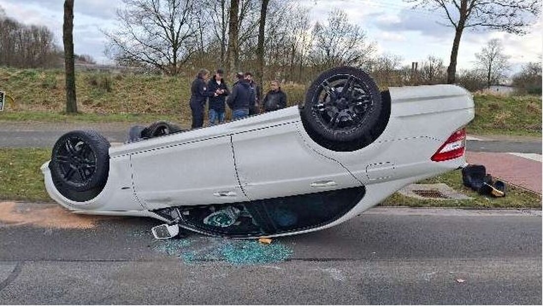In Bremervörde überschlug sich ein Pkw; eine Mutter und ihr Kleinkind wurden leicht verletzt und ins Krankenhaus gebracht.