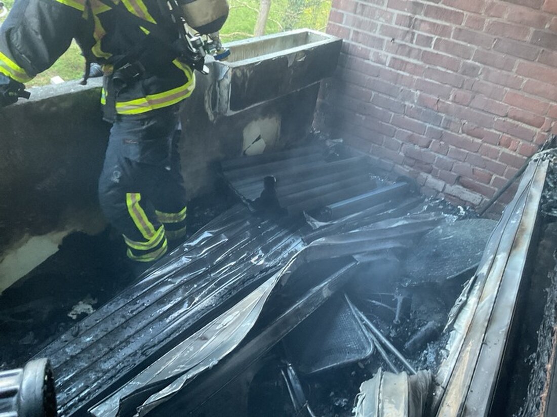Feuerwehr Dortmund gelöscht Brand auf Balkon in Brünninghausen. Drei Personen betroffen, zwei ins Krankenhaus. Einsatzkräfte schnell vor Ort.