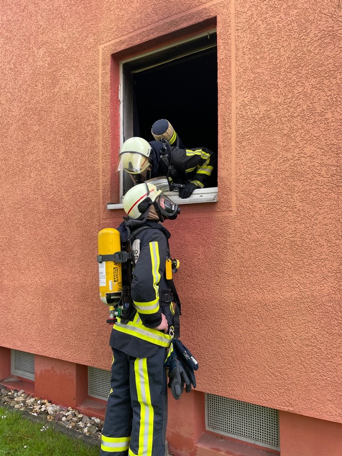 In Gerthe verhinderte ein Rauchmelder die Ausbreitung eines Zimmerbrands. Die Feuerwehr Bochum rettete Anwohner unversehrt.