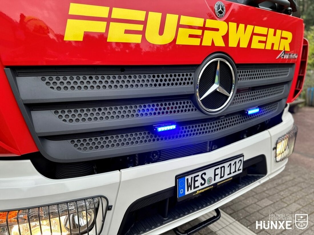 Freiwillige Feuerwehr Hünxe alarmiert wegen vermuteter Person in verschlossener Wohnung; Einsatz erfolgreich nach 30 Minuten.