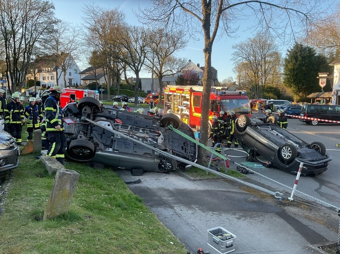 Feuerwehr Dortmund rettet bei PKW-Unfall in Lütgendortmund zwei Verletzte, darunter eine Person lebensbedrohlich eingeklemmt.