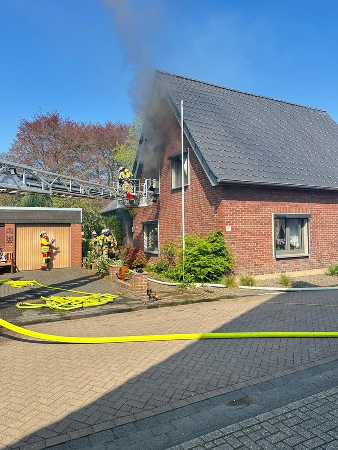 Am Sonntag, dem 20.04.2025, rettete die Feuerwehr Xanten eine schwer verletzte Person aus einem Wohnhausbrand in Marienbaum.