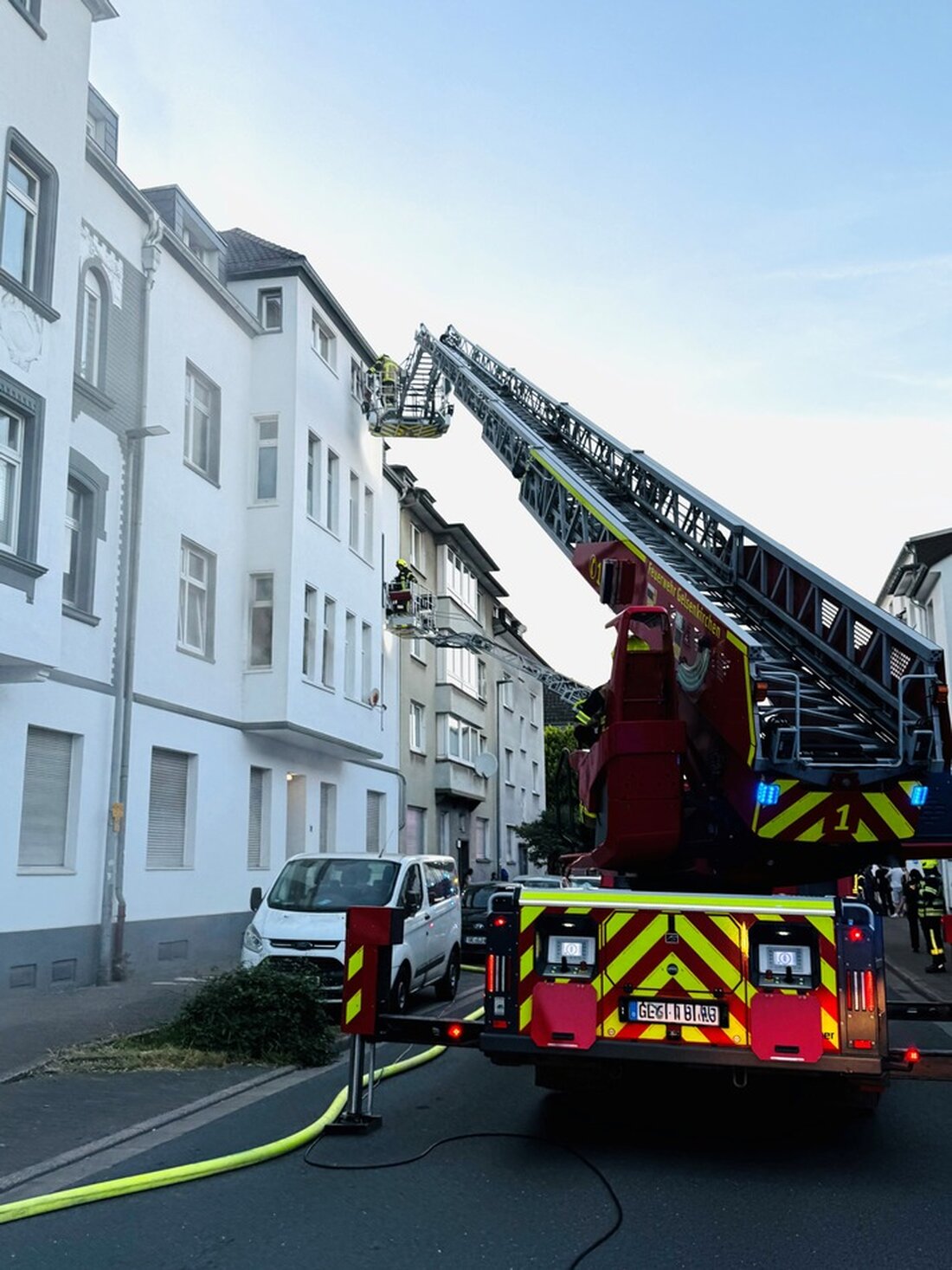 Am 12. Mai kam es zu einem Wohnungsbrand in Gelsenkirchen Schalke-Nord. Feuerwehr verhinderte Brandausbreitung und evakuierte Bewohner.