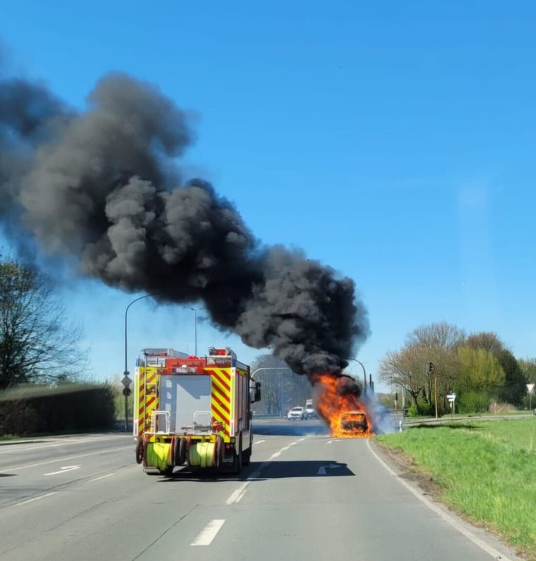 Am Montag brannte ein Pkw auf der Ulfkotter Straße in Scholven. Fahrer und Kind wurden gerettet, die Feuerwehr löschte schnell.