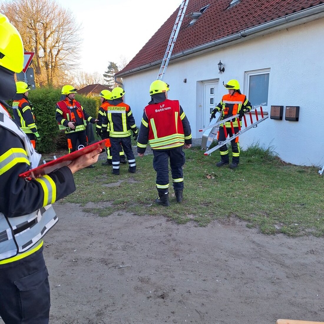 Am Samstagabend brach ein Brand in einer Asylunterkunft in Stuckenborstel aus. 12 Personen wurden gerettet, zwei verletzt.