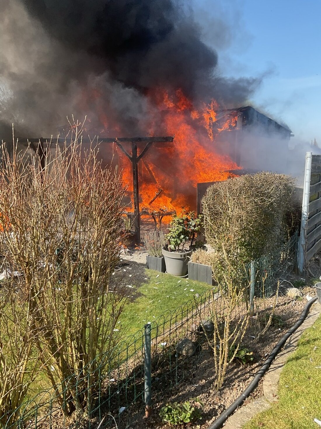 Feuerwehr Dortmund löschte ein voll ausgebranntes Gartenhaus in Wambel. Verletzt wurde niemand. Kriminalpolizei ermittelt.