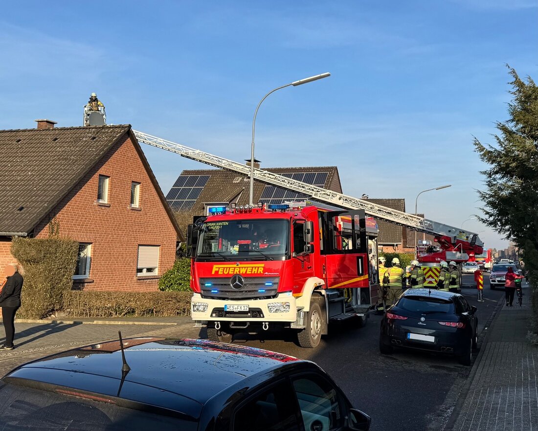 Feuerwehr Xanten rückte am 03.02.2025 zu Türöffnung und Kaminbrand in Xanten aus. Person in Notlage nicht anwesend.