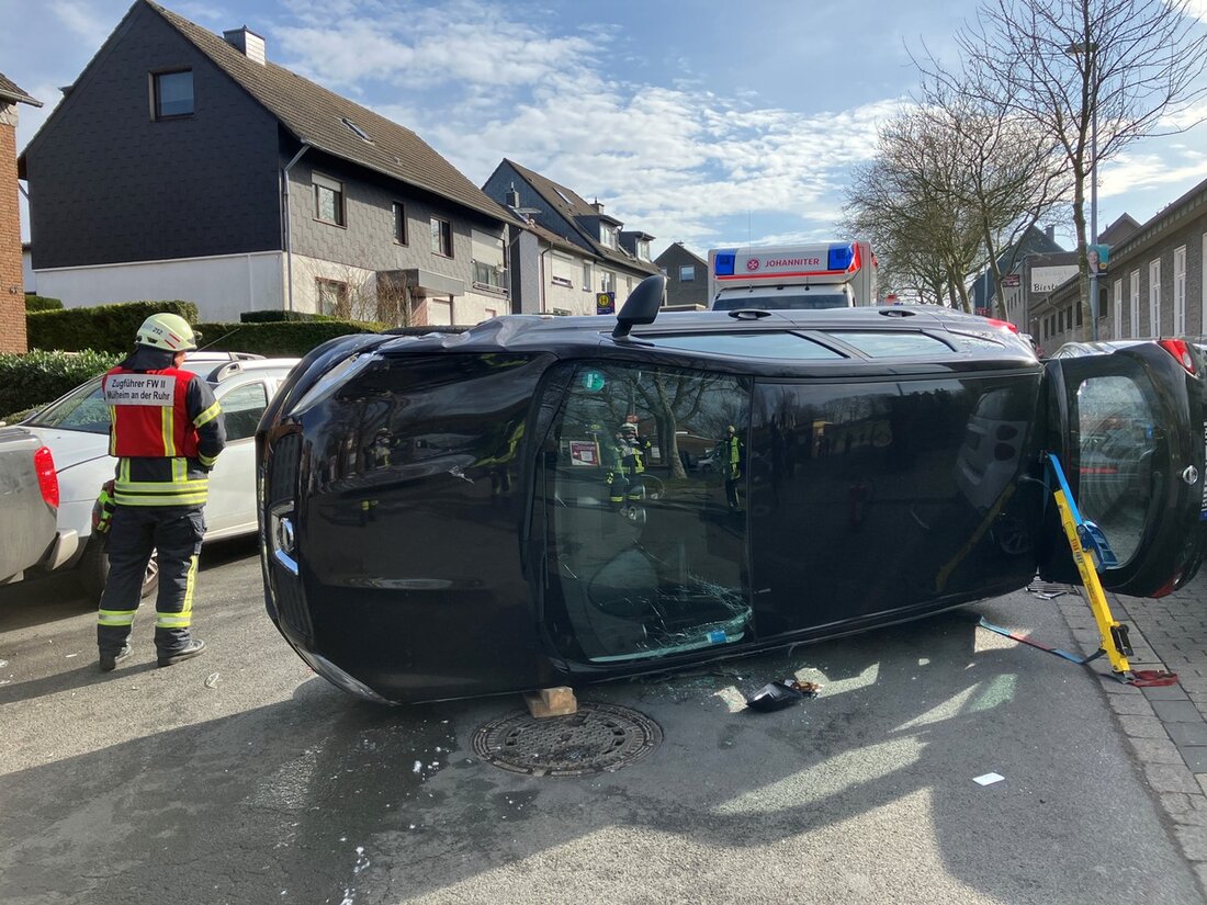 Die Feuerwehr Mülheim an der Ruhr reagierte auf zwei Verkehrsunfälle und einen Garagenbrand in Dümpten, wobei Verletzte versorgt und eine Brandgefahr abgewendet wurde.