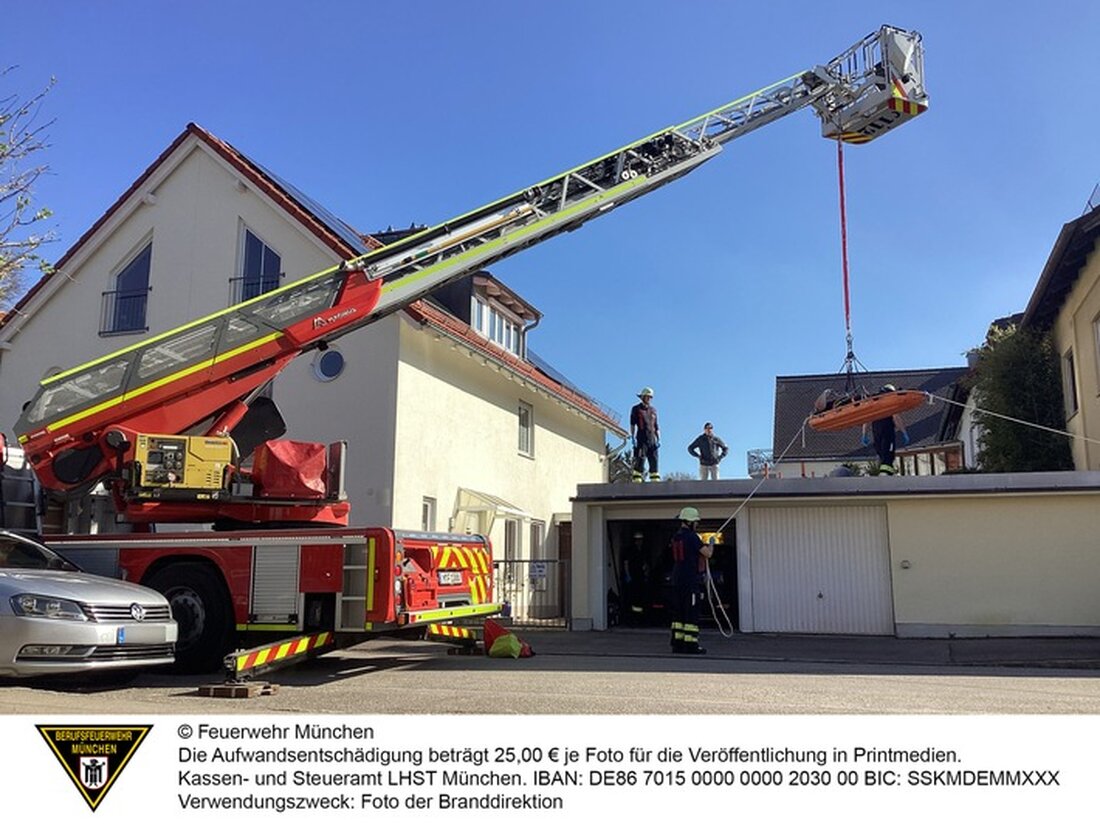 Die Feuerwehr München rettete erfolgreich einen Patienten von einem Garagendach mit einer Drehleiter und einem Plan B.