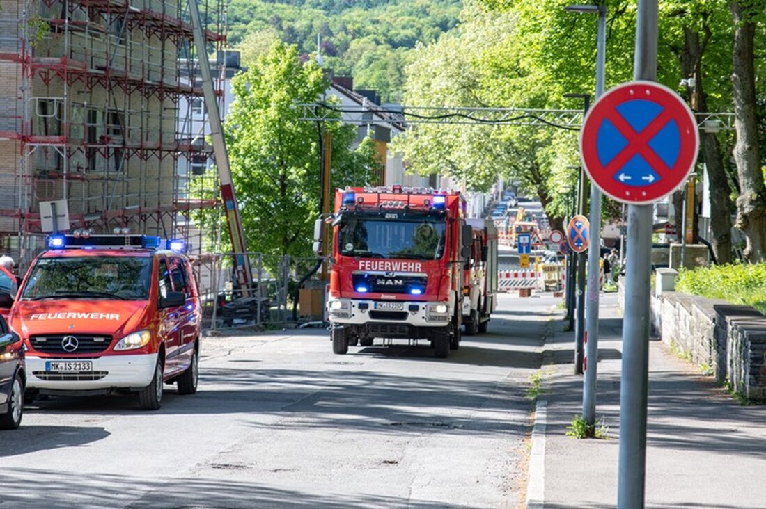 Die Feuerwehr Iserlohn übte am Elisabeth Krankenhaus einen Einsatz mit Menschenrettung bei „Brand 3“ und simulierte einen Massenanfall von Verletzten.