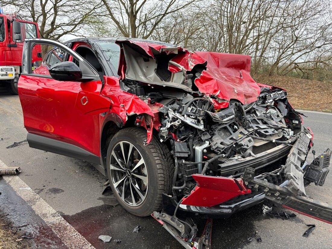Ein 74-jähriger Motorradfahrer verstarb nach einem Unfall auf der A1. Weitere Verkehrsunfälle in der Region forderten verletzte Personen.