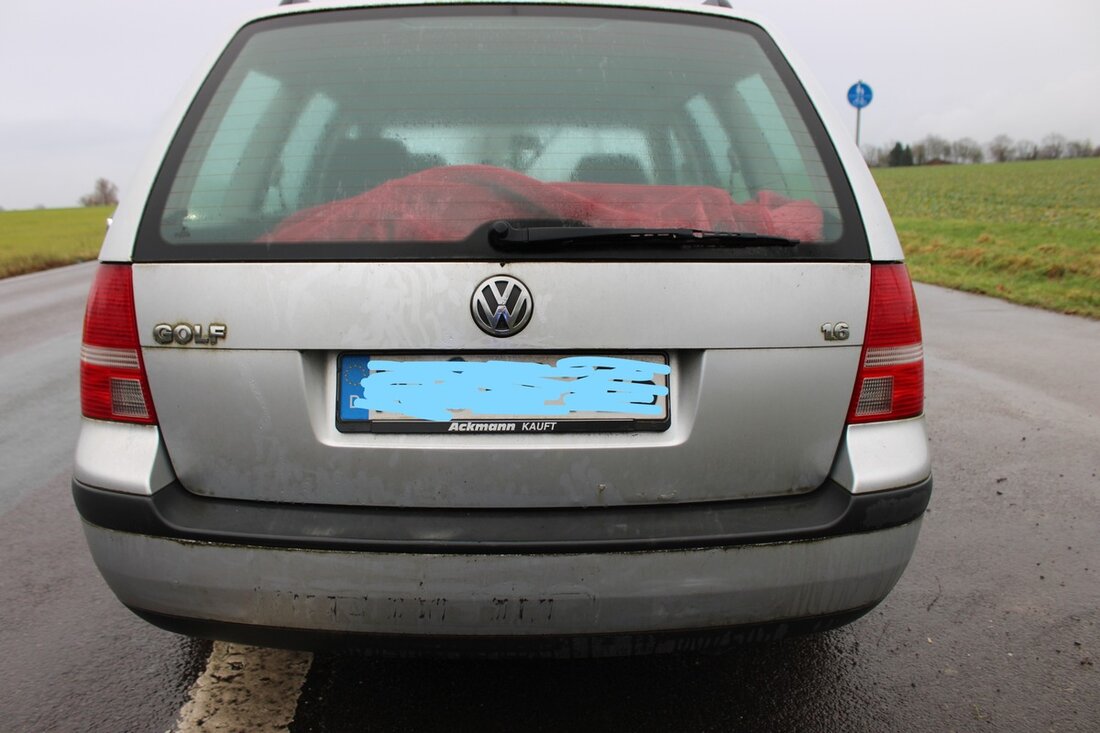 Am 30. Januar 2025 kam es in Winzlar zu einem Unfall mit drei Pkw. Zwei Personen wurden leicht verletzt, Gesamtschaden 10.500 Euro.