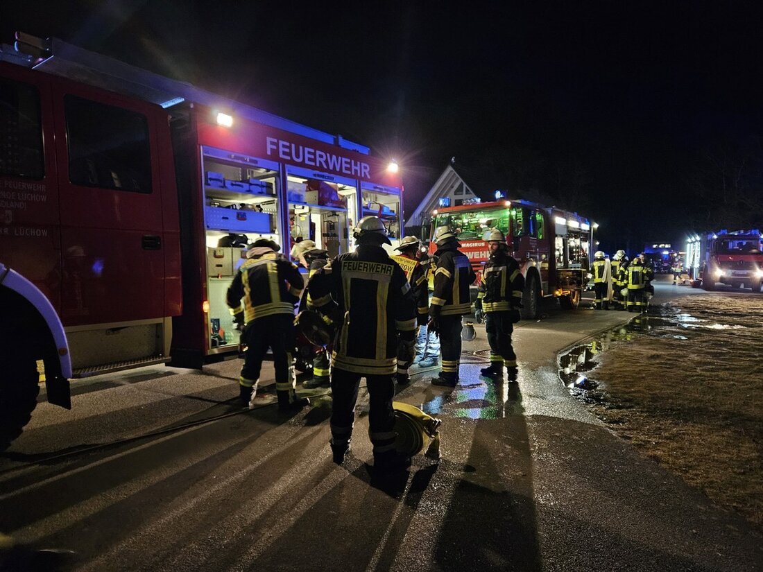 Ein Dachstuhlbrand in Bösel (Lk. Lüchow-Dannenberg) führte zu einem Großaufgebot von über 140 Feuerwehrkräften. Photovoltaikanlage erschwert Einsatz.