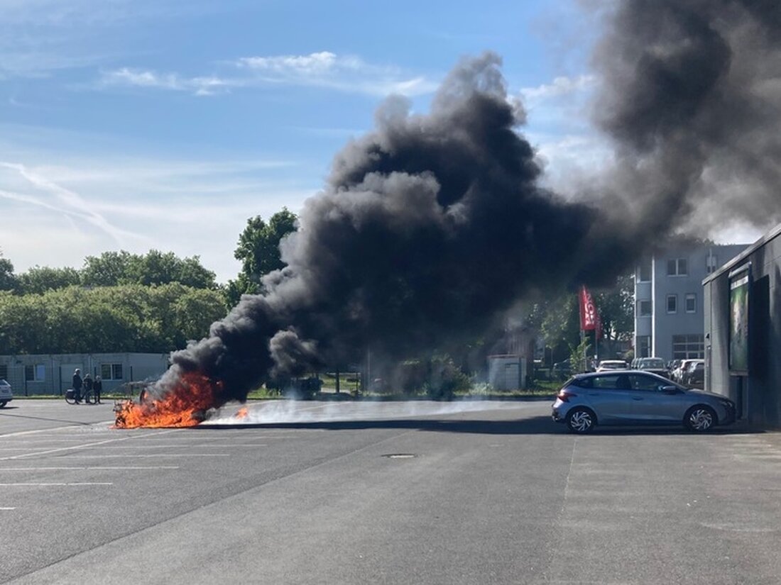 Ein 70-jähriger Mann verhinderte Schlimmeres, als sein E-Leichtkraftfahrzeug in Moers auf einem Parkplatz brannte. Verletzte gab es nicht.