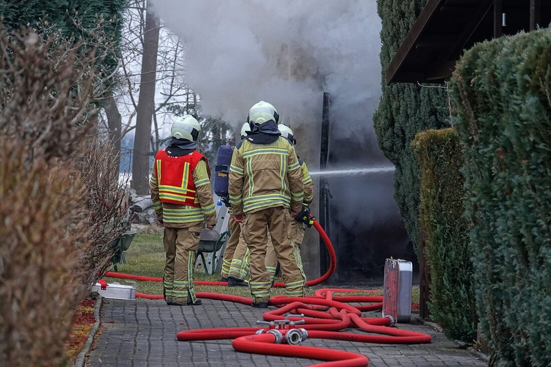Feuerwehr und Rettungsdienst Dresden berichten über Einsätze am 25. Februar 2025, darunter Garagenbrand und Gebäudebrände.