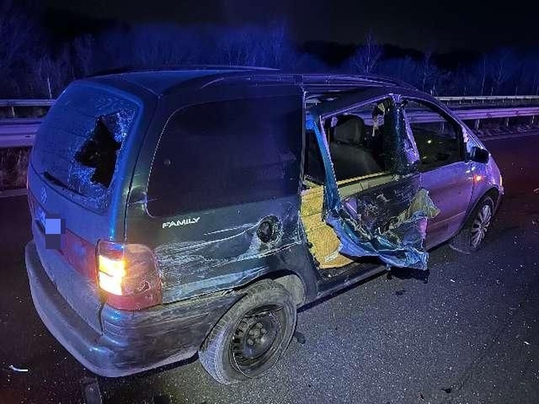 Auf der A26 kam es zu einem Unfall mit drei Fahrzeugen. Ein 19-Jähriger wurde leicht verletzt; Schaden ca. 40.000 Euro.