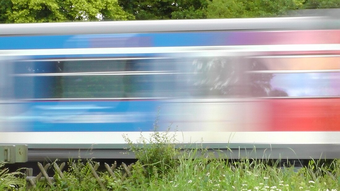Ein PKW kollidierte in Lichtenberg mit einem ICE, Fahrzeuginsasse wurde verletzt und musste befreit werden. Ermittlungen laufen.