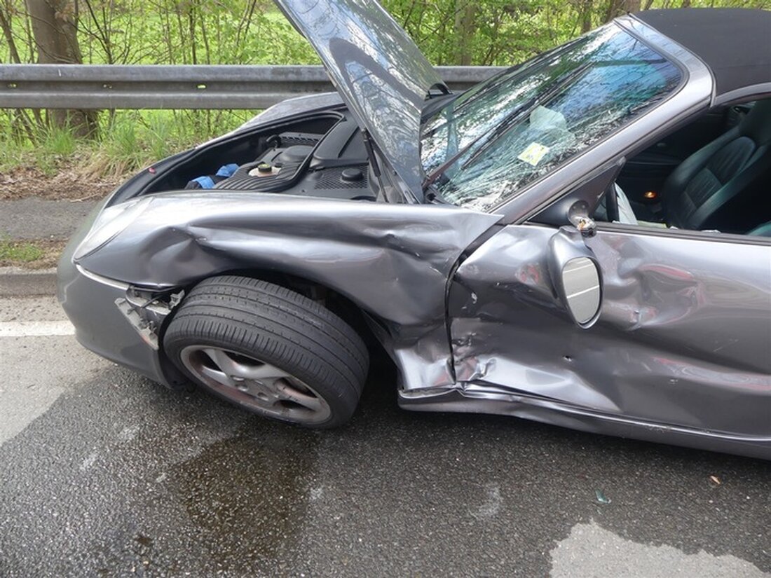 Nach einem Zusammenstoß an der Kreuzung L304/L284 wurden zwei Fahrer leicht verletzt. Unfallhergang und Details zur Situation sind im Artikel enthalten.