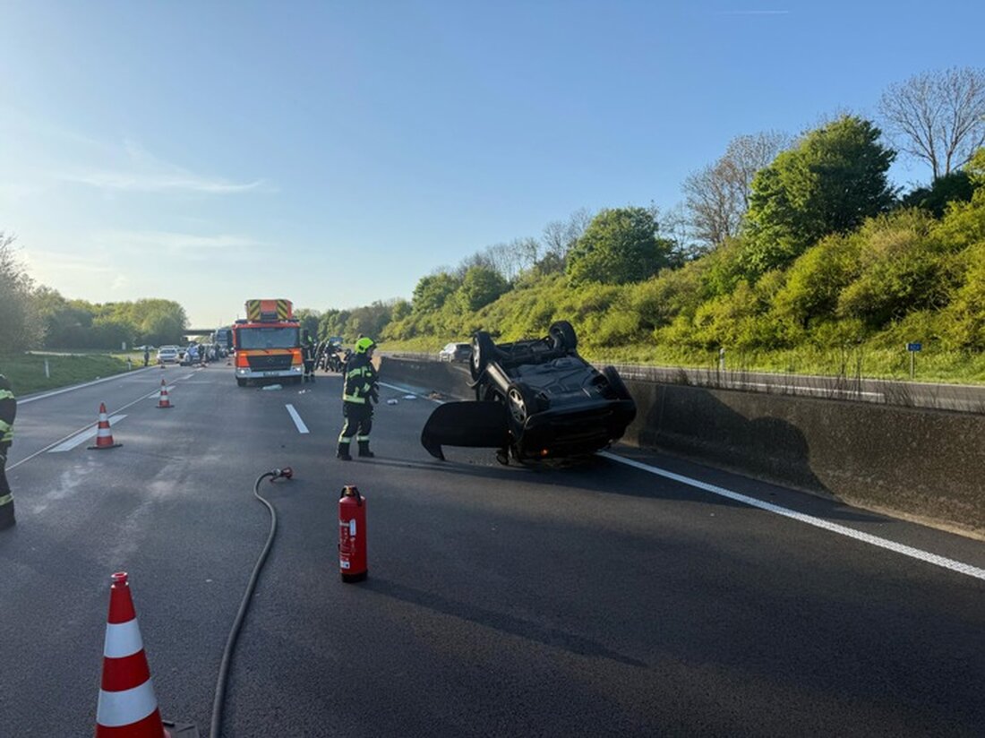 Die Feuerwehr Bergheim reagierte am Samstagabend auf einen Verkehrsunfall auf der A61, bei dem ein PKW umkippte. Verletzt wurde niemand.
