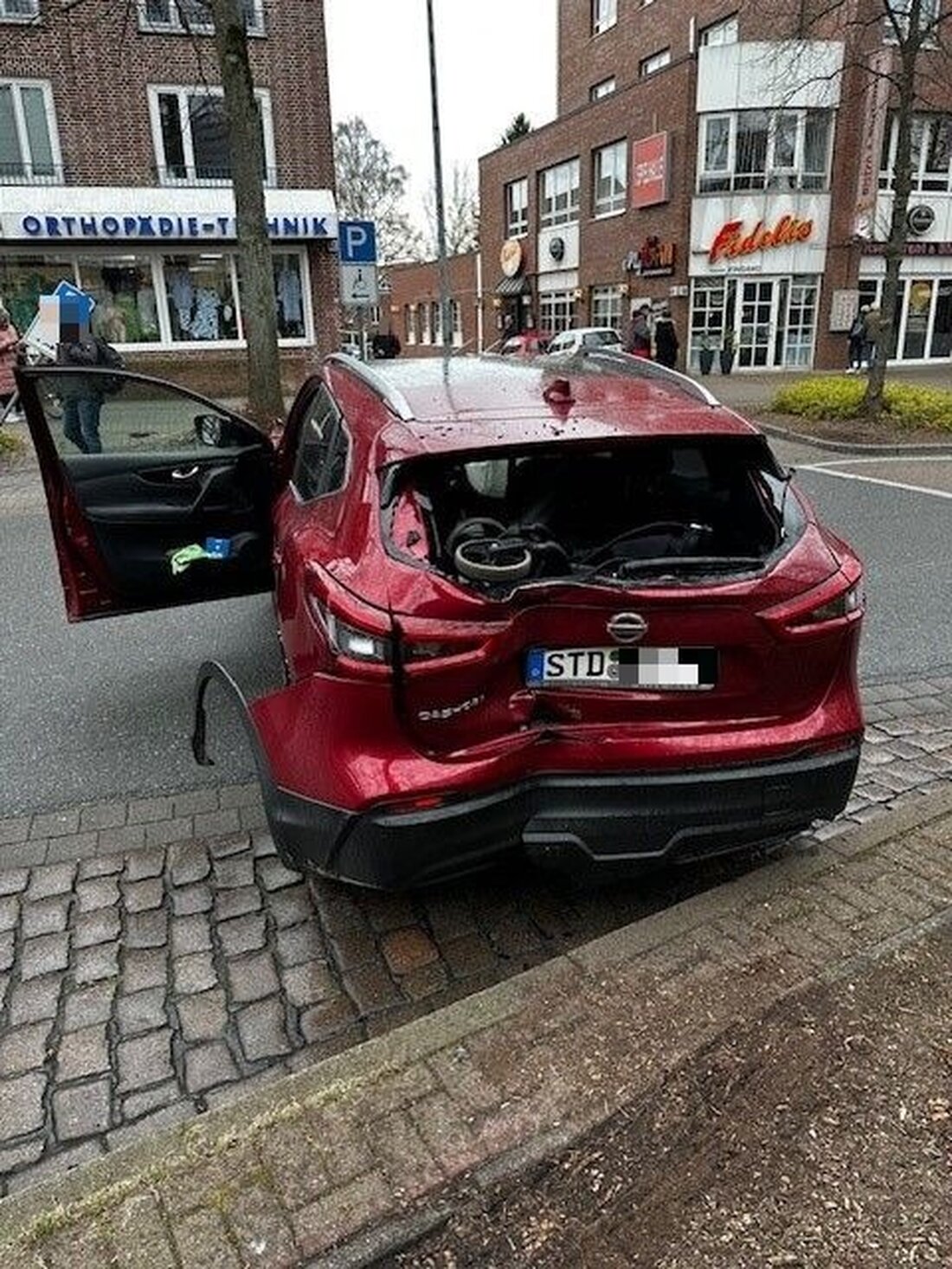 In der Buxtehuder Innenstadt kam es zu einem Unfall zwischen drei Autos, bei dem zwei Fahrer verletzt wurden und hoher Sachschaden entstand.
