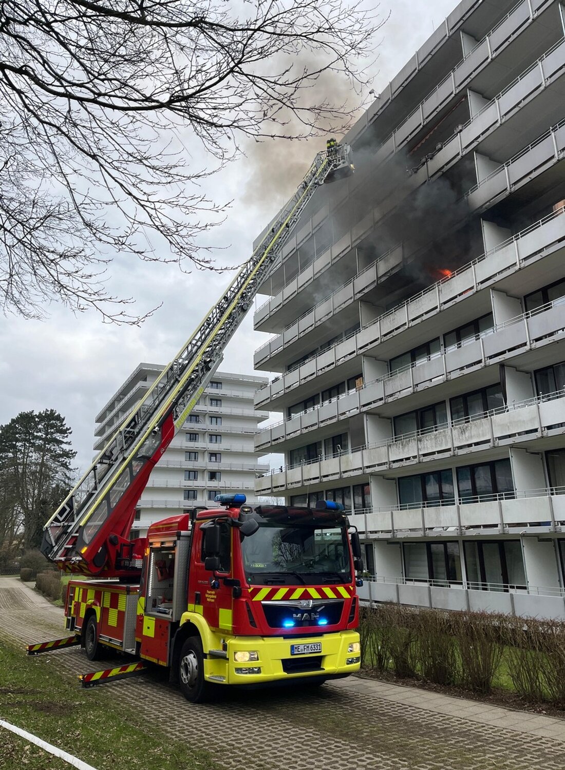 Feuerwehr Mettmann rettet Bewohner nach explosivem Wohnungsbrand in Mehrfamilienhaus. Dramatischer Einsatz am 07.02.2025.