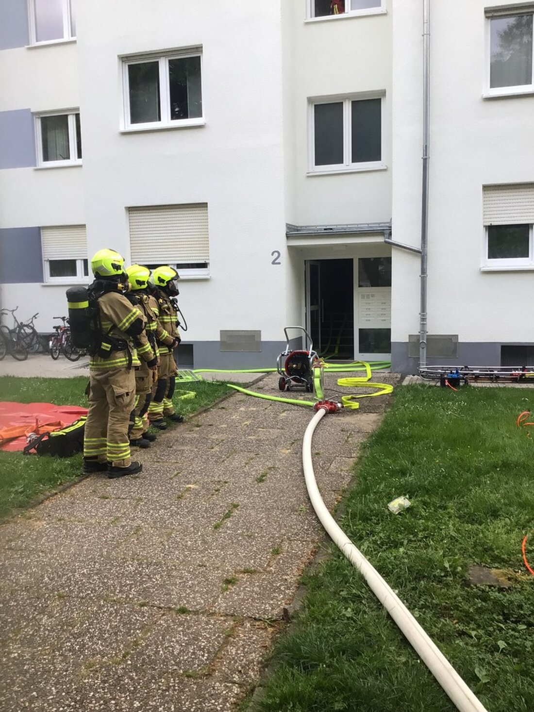Am Sonntag, den 04.05.2025, eilte die Feuerwehr Paderborn zu einem Wohnungsbrand in Schloß Neuhaus, Menschen in Gefahr.