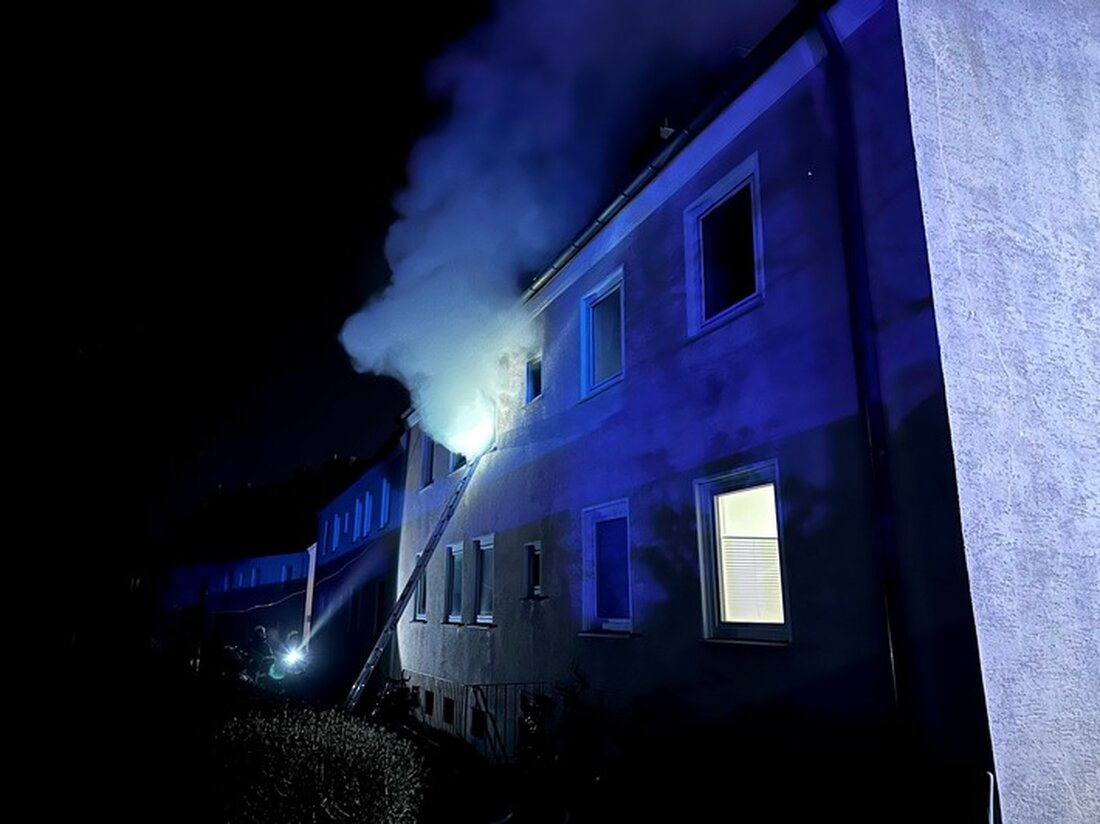Ein Wohnungsbrand in Soest forderte ein Todesopfer, als die Feuerwehr zu einem Einsatz mit Menschenleben in Gefahr alarmiert wurde.