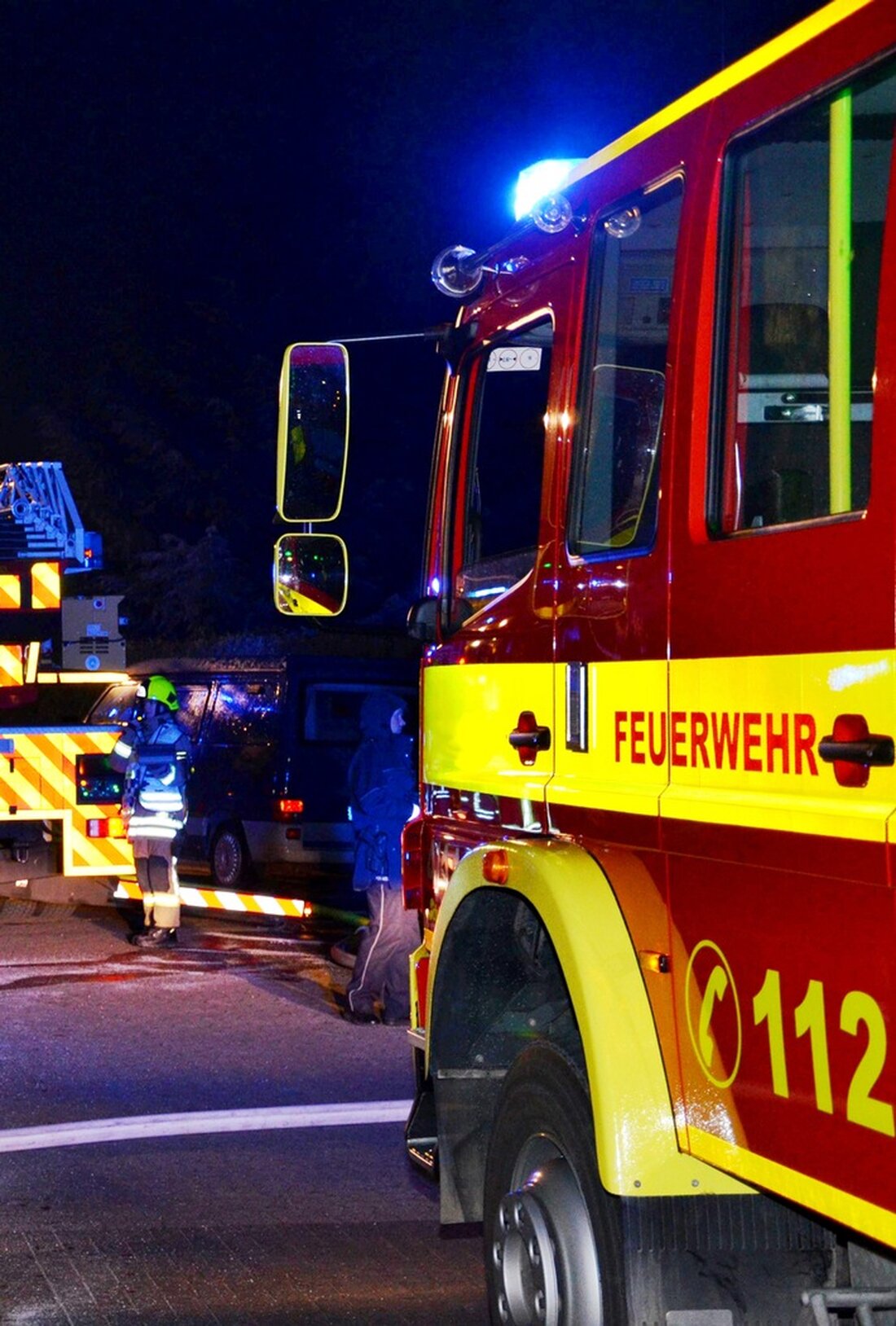 In Monheim am Rhein wurden drei Autos bei einem mutmaßlichen Brandstiftungsfall beschädigt. Polizei ermittelt, Hinweise gesucht.