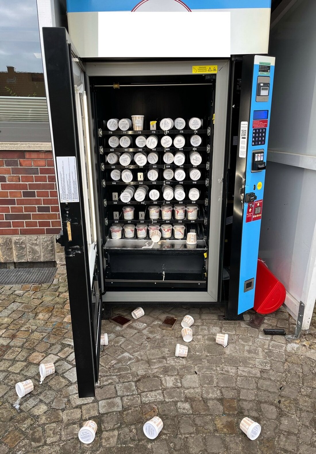 Unbekannte Täter brachen in der Nacht zu Montag drei Eisautomaten im Kreis Minden-Lübbecke auf und entwendeten Bargeld.
