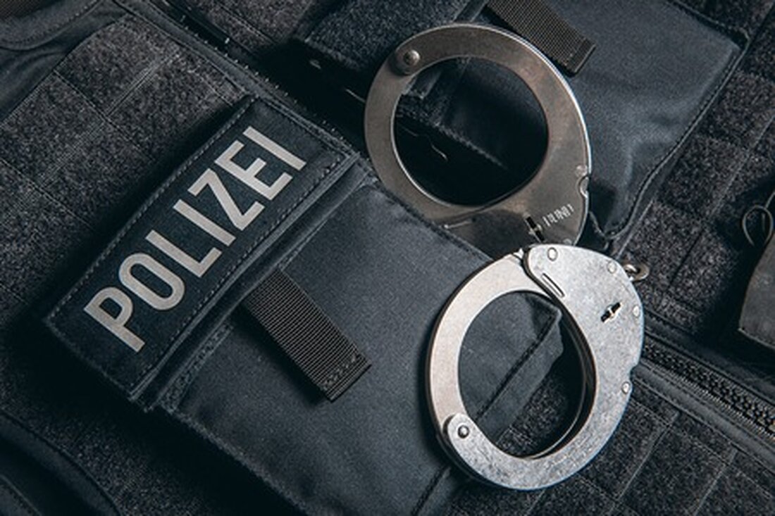Die Bundespolizei München vollstreckte an der A93 mehrere Haftbefehle. Ein Mann wurde inhaftiert, zwei konnten zahlen.